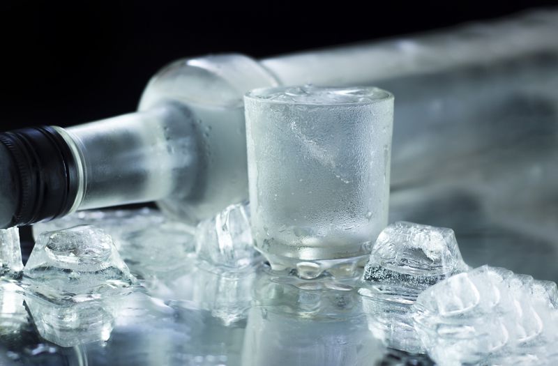 ガラス瓶を冷凍庫に入れると爆発するのはなぜですか？